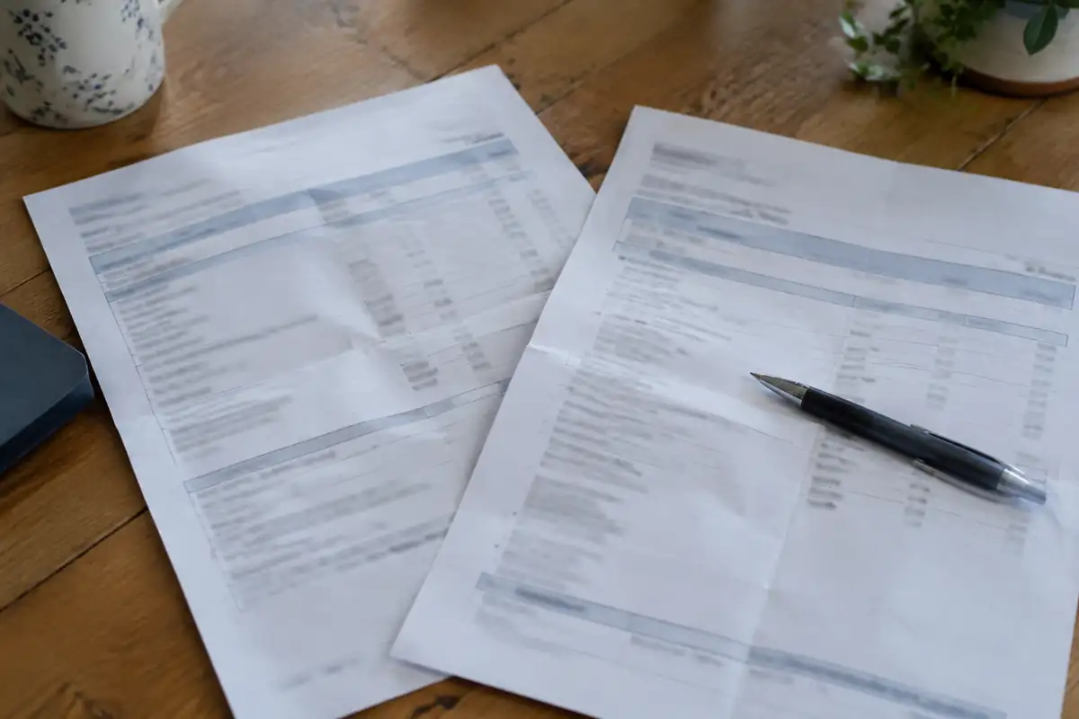 Deux relevés annuels de contrat posés côte à côte sur une table en bois